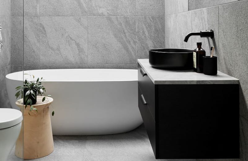 Big Tiles and Minimalist Lines in small bathroom
